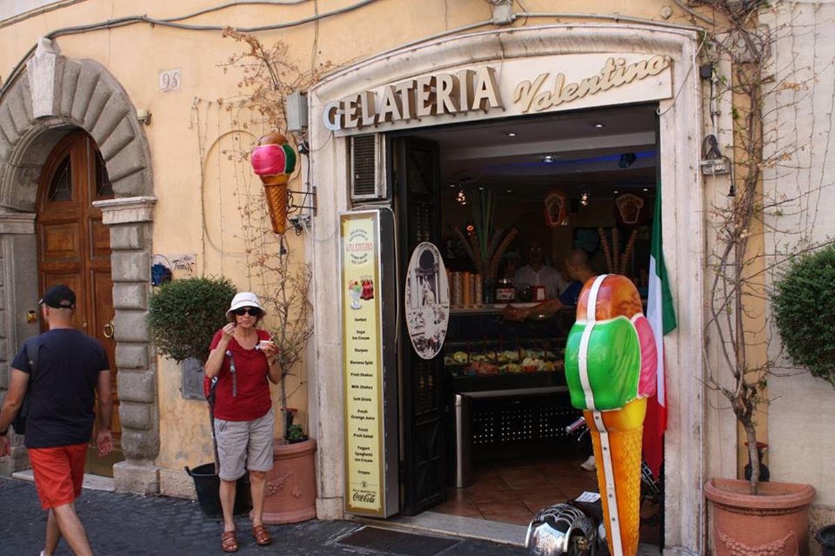 Gelateria Valentino è una gelateria artigianale situata intorno alla fontana di trevi che vanta di un servizio cordiale e accogliente e offre ai turisti il piacere di gustare un buon gelato all’italiana in qualsiasi ora del giorno