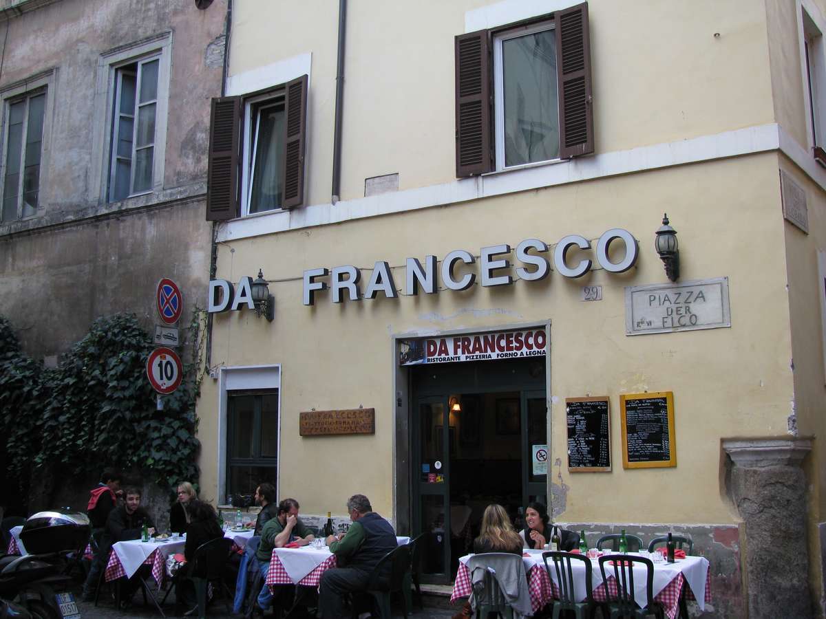 Da Francesco è una bella e grande pizzeria/trattoria situata nelle vicinanze di Piazza Navona, che si affaccia in una delle piazze più suggestive di Roma, appunto Piazza del Fico
