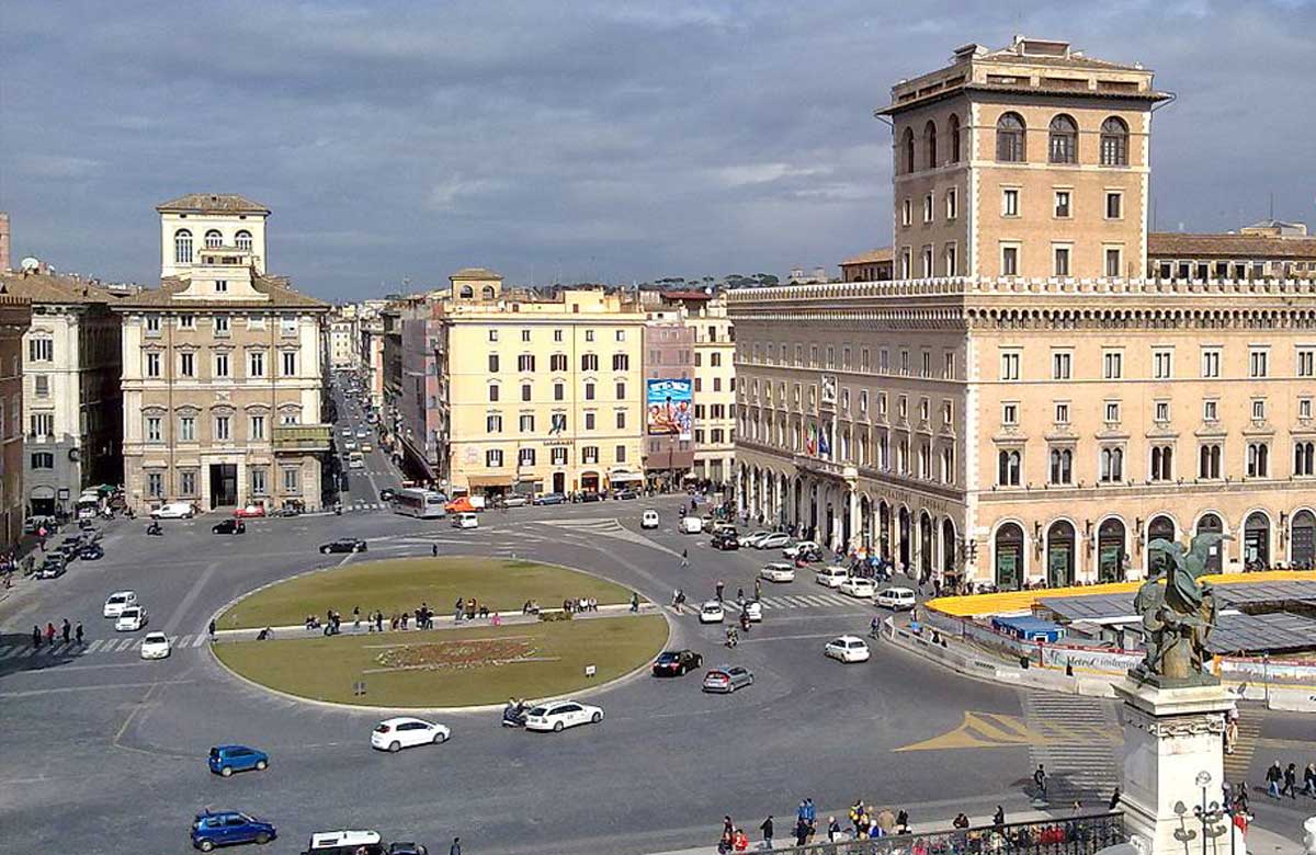 Piazza Venezia è una delle piazze della città di Roma più conosciute