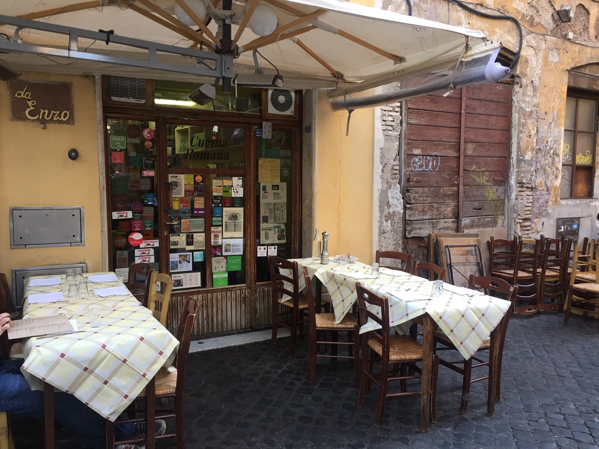 Trattoria Da Enzo Al 29 è infatti famosa per la sua cucina romana ed è il posto ideale per piatti di pasta classica come carbonara, amatriciana e cacio e pepe, sapientemente realizzati e che arrivano veloci sulla tavola 