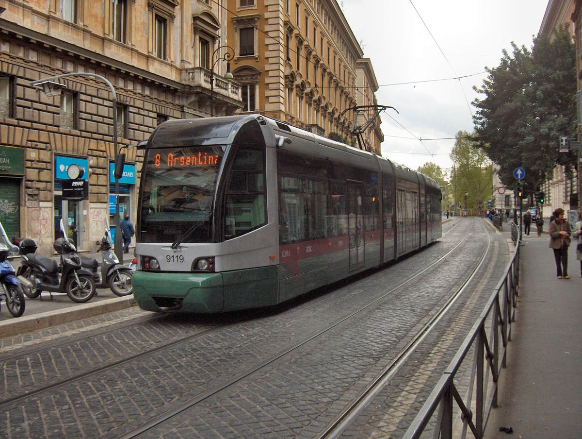 Muoversi a Roma Tram perchè ha una rete capillare abbastanza efficiente e un servizio che opera anch’esso dalle 5:30 del mattino fino alla mezzanotte. 