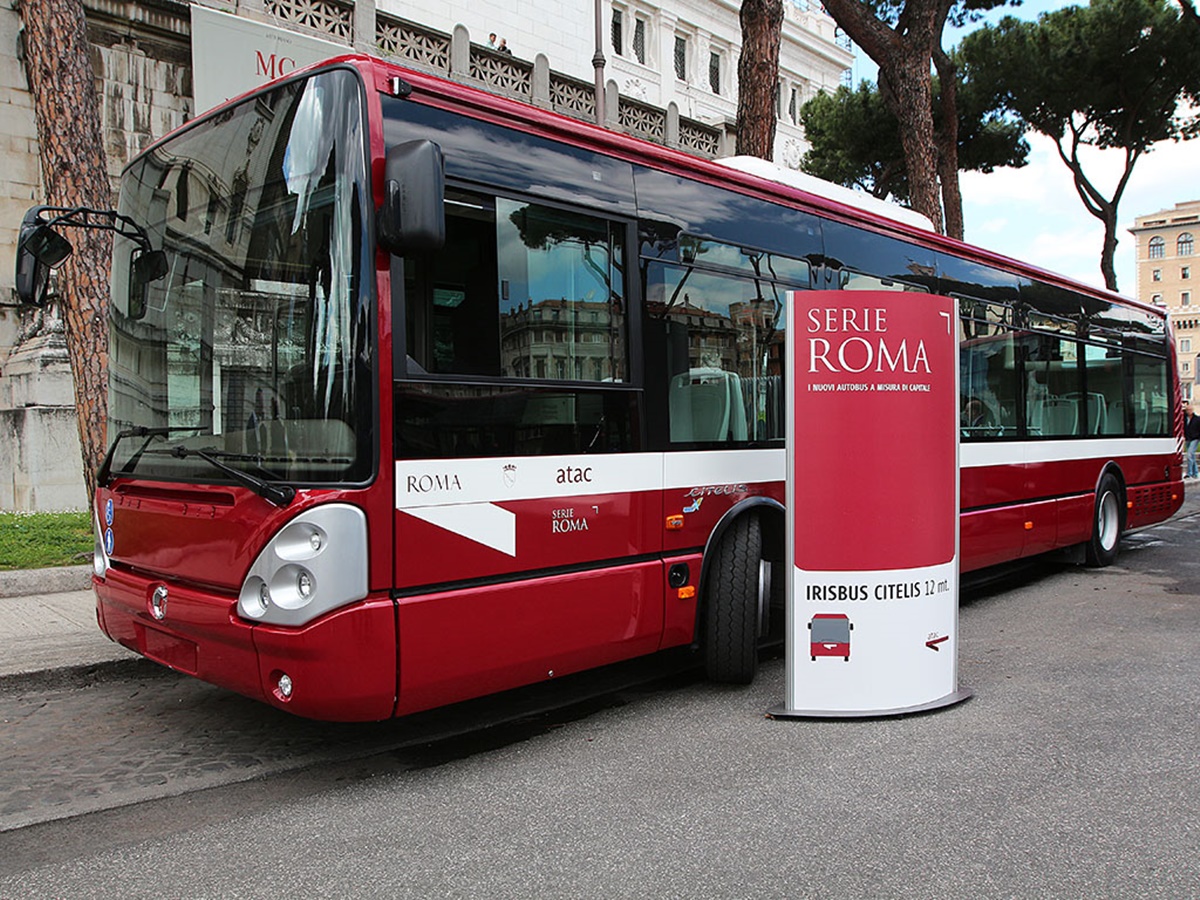 Muoversi a Roma in bus, visto che le linee della metro sono poche, può anche essere necessario per spostarsi con maggiore rapidità a Roma.