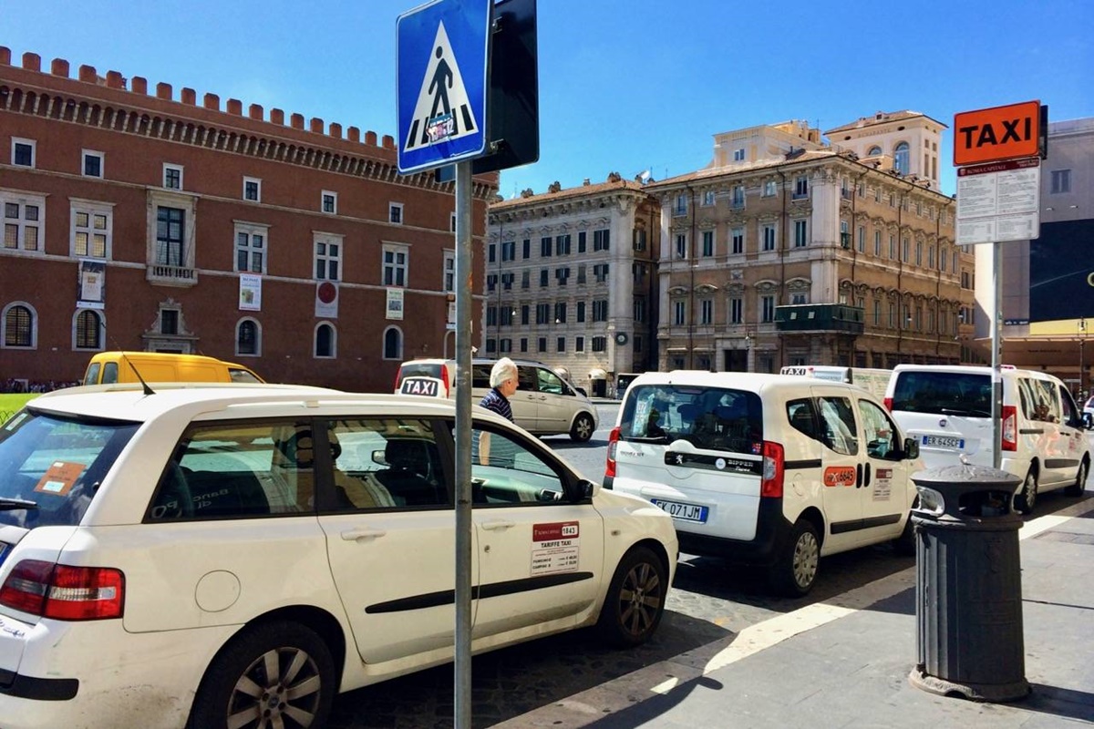 Un modo per muoversi a Roma comodamente è il taxi, anche se certamente trovarne uno libero in centro non sempre è facile