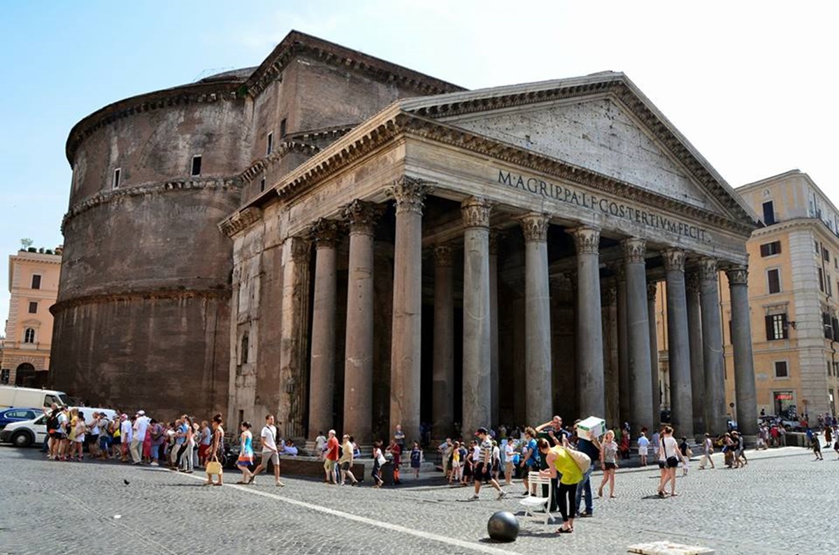 Il Pantheon è uno dei monumenti più interessanti a livello storico ed architettonico che possiamo ancora oggi visitare nel centro di Roma.