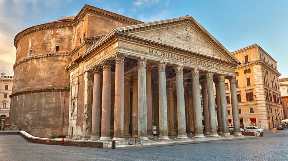 Da questo punto della piazza della Rotonda in cui si trova il Pantheon, lo sguardo abbraccia, oltre che la magnifica piazza, l’edicola sacra dell'Immacolata a piazza della Rotonda e via del Pantheon. Nei dintorni si trovano b&b economici Roma, locali e ristoranti deliziosi. Visitare Pantheon – Roma.