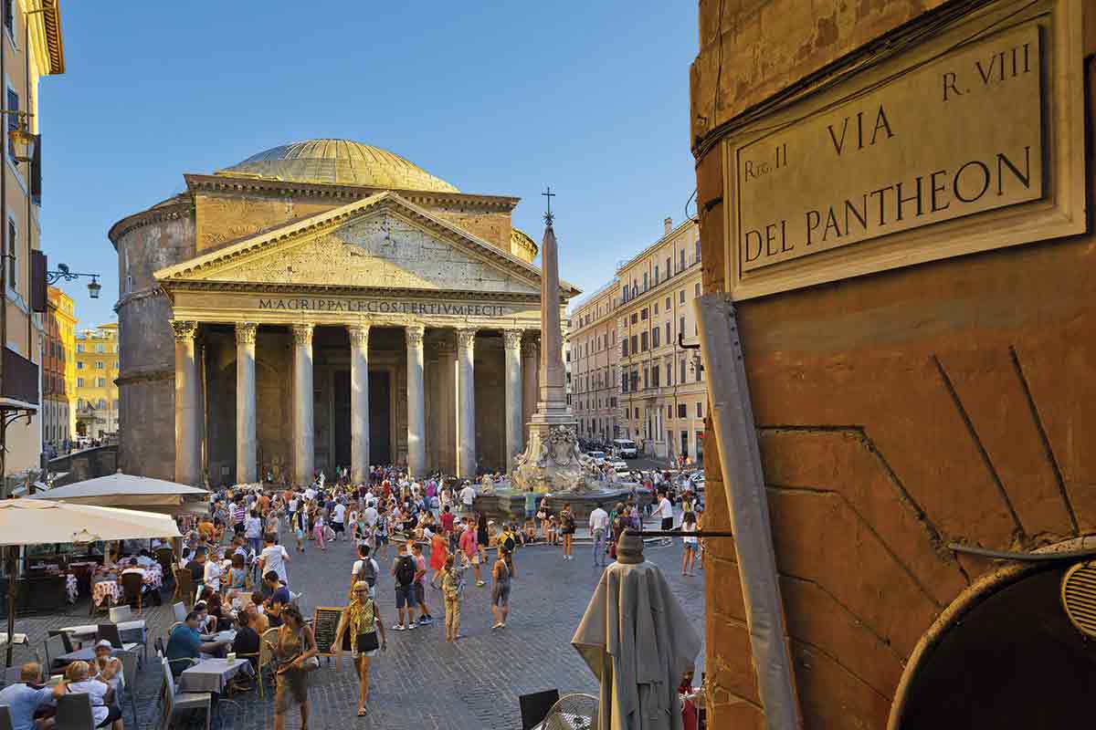 Informazioni utili e curiosità sul Pantheon di Roma. La storia del monumento, le immagini di ricostruzione, orari, biglietti e come arrivarci