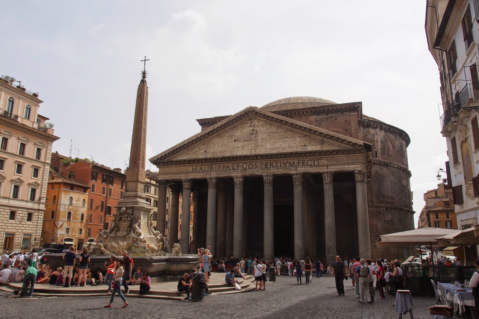 copri la storia, le curiosità e le leggende del Pantheon di Roma, da più di duemila anni l'espressione massima della gloria di Roma.