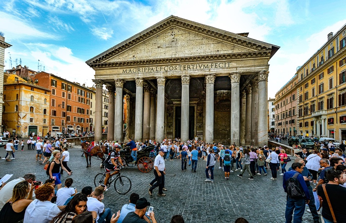 Davanti alla meraviglia della facciata del Pantheon, in Piazza della Rotonda, si erge la splendida fontana con obelisco, denominato Macuteo perché è stato ritrovato nel 1373 presso la piazza di San Macuto. Per visitare la zona è possibile prenotare uno dei tanti b&b Roma, molto confortevoli