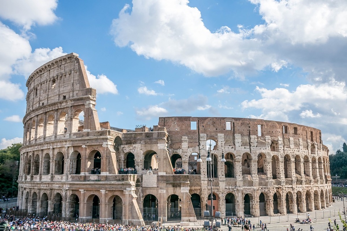 Inserito fra le Sette Meraviglie del mondo moderno, il Colosseo è stato costruito in una valle situata tra il Celio, il Palatino e l’Esquilino, in seguito al prosciugamento di un laghetto che faceva parte della dimora di Nerone, distrutta nel’incendio del 64 d. C
