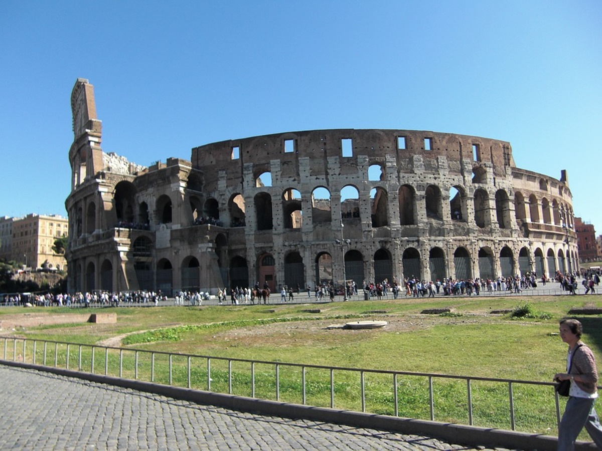  La costruzione del monumento fu iniziata da Vespasiano nel 72 d.C. e nell’ 80 d.C venne inaugurato con 100 giorni di giochi, che videro la morte di 5000 belve e anche di diversi gladiatori. Successivamente il Colosseo fu completato da Domiziano e restaurato da Severo Alessandro, ma poi subì gravi danneggiamenti a causa di un incendio avvenuto nel 217d.C., che distrusse le strutture superiori, e di vari terremoti che si susseguirono a cominciare dal 442 fino al 1349 