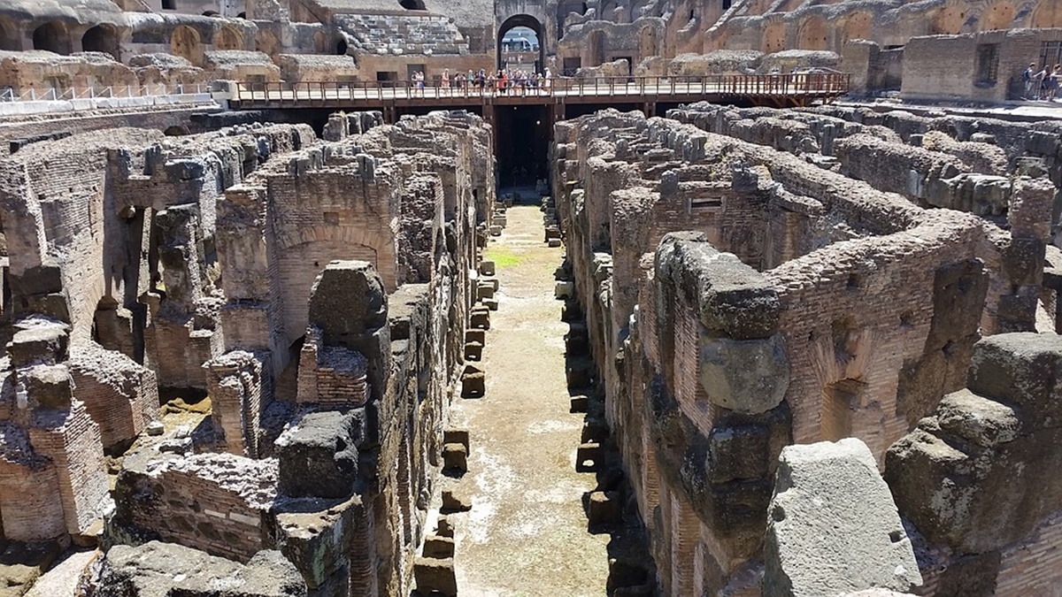L’arena ellittica interna del Colosseo era divisa dalla cavea da un podio decorato con nicchie e marmi, a cui accedevano solo i membri della famiglia imperiale.