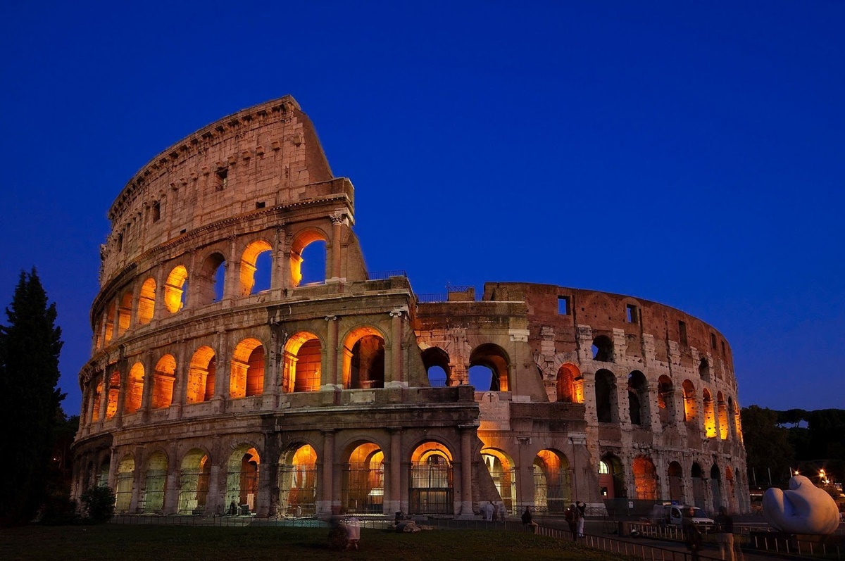 Idee originali per visitare il Colosseo di notte per un'esperienza indimenticabile al monumento simbolo di Roma.